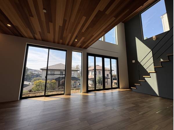 リビングは大きな窓が特徴的で、吹き抜けがあるので開放感があります。