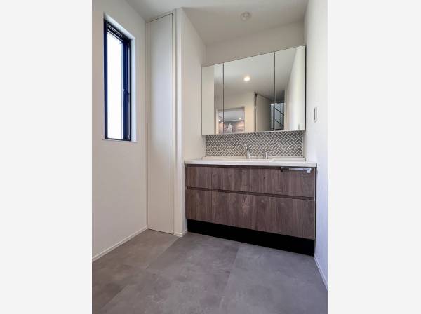 洗練感溢れるパウダールームには隠れた収納も