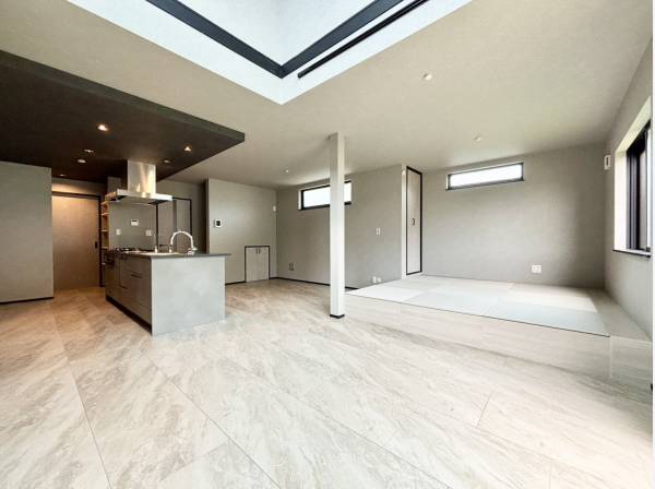 一部吹き抜けで開放感がございます