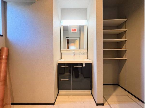 広さのあるサニタリールーム、収納スペースもあります