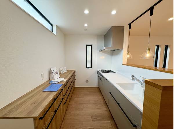 カップボード付きのシステムキッチン