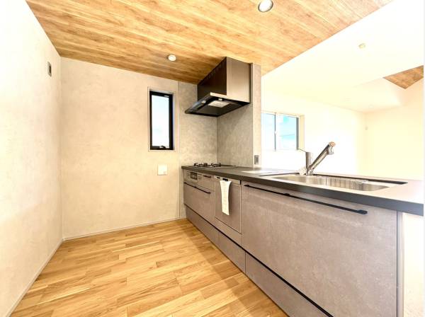 会話を楽しみながら料理ができる、明るい対面式キッチンです。