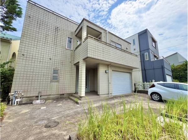 建物はガレージ付き
