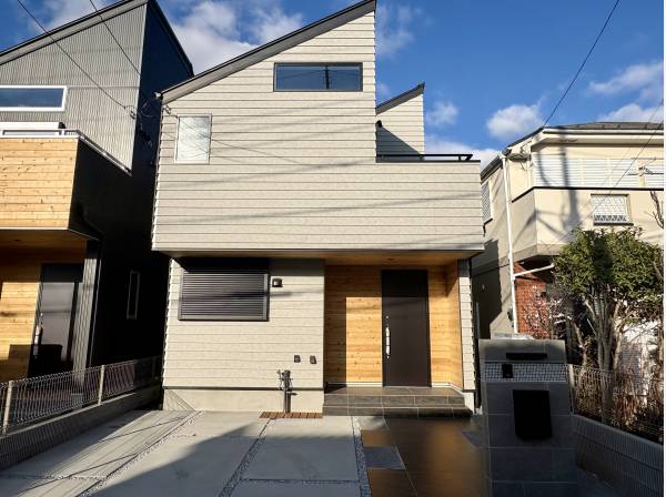 駐車は2台可能です。（車種による）日当たり良好な現地です。