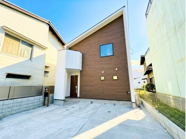 カースペース2台、落ち着いた環境のデザイン住宅！