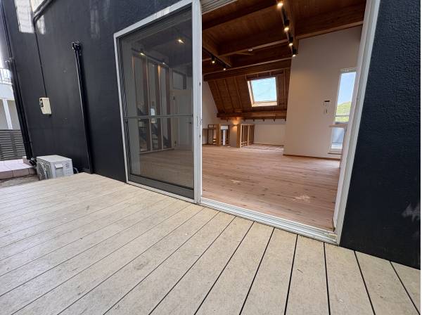 ウッドデッキはプライベート感が有り、誰にも見られずにBBQが可能です！