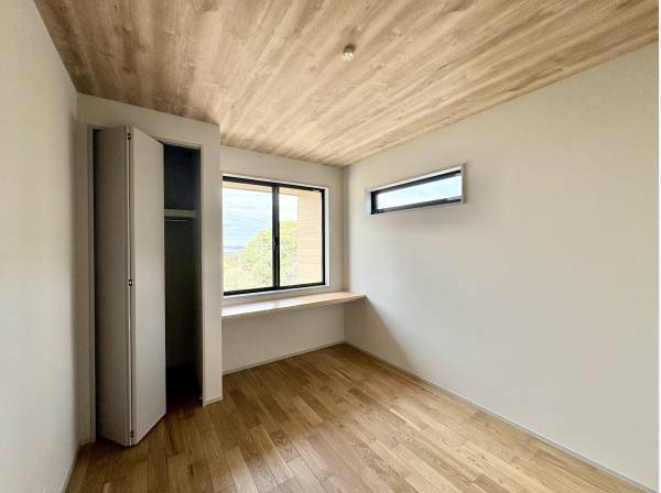 落ち着いて集中できる洋室。
書斎やお子様の勉強部屋に