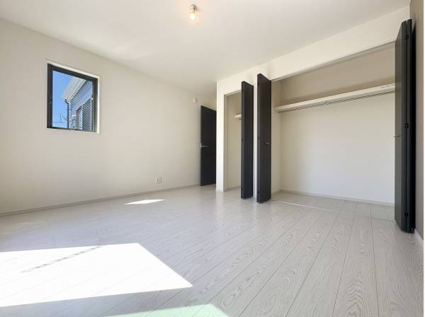 建具のブラックがメリハリとモダンな印象を与えるベッドルーム