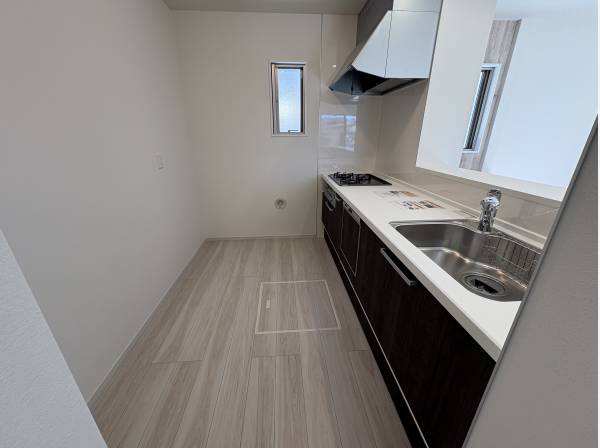 キッチンの後ろも広いのでいろいろな棚が置けますね。