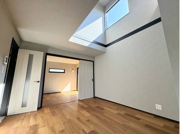 吹き抜けのある明るい空間です