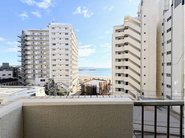 洋室側のバルコニーからも海を望みます