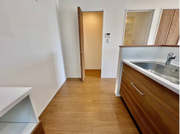 キッチンの横には食品などを置ける収納がありますよ。（備蓄倉庫）