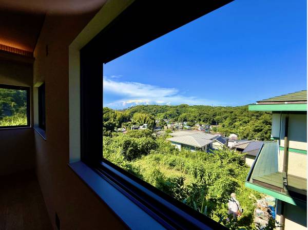 リビングの窓からはこんなにも抜けた空と緑の景色をお愉しみ頂けます