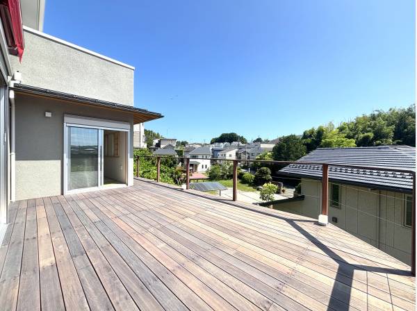 大きなウッドデッキは、もう一つのリビングのよう。