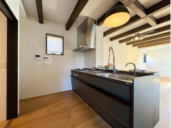 オープンタイプのキッチン。裏手には大容量のパントリーも