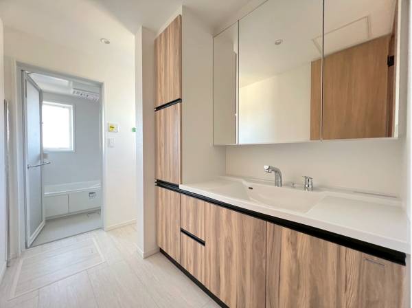 大容量の収納スペースを備えたパウダールーム