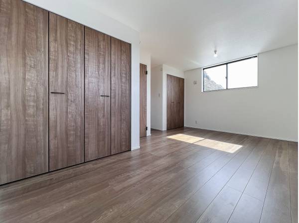 将来的に分割使用も叶いそうな約10帖のベッドルーム