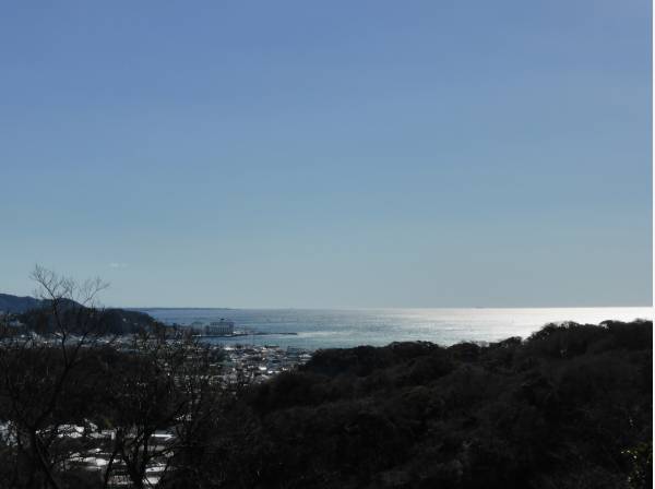 源氏山、頂上付近からは海をも望みます。約300ｍ
