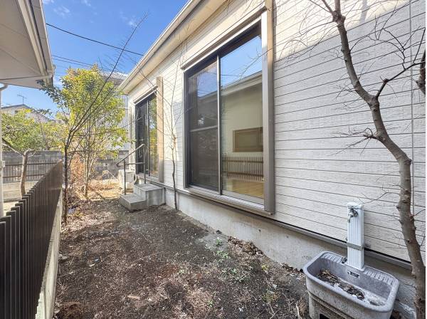 お子様の遊び場にもなりそうな程よい広さのお庭