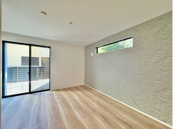 寝室の窓を開ければ、室内と屋外が緩やかに繋がります。