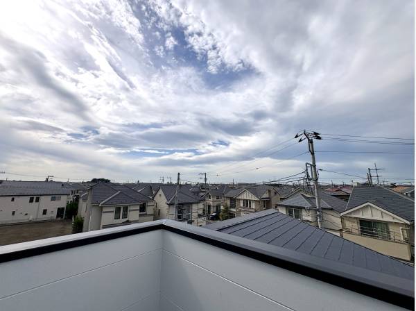 屋上から見渡す湘南の街並みと広い空