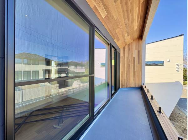 大きなバルコニーは空間の広がりに貢献しています