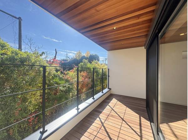 天然素材の板張り天井が彩るセカンドリビングのようなバルコニー