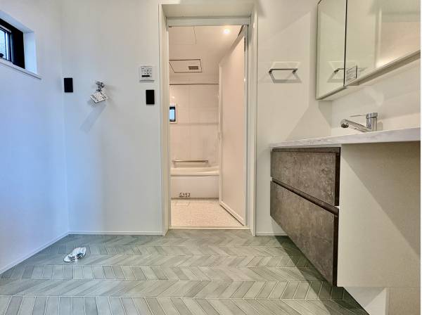 洗面所は3面鏡で広く、床はヘリンボーン柄でお洒落ですね！