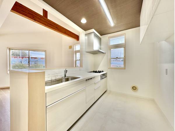 ３口コンロ、調理スペースも確保したシステムキッチン