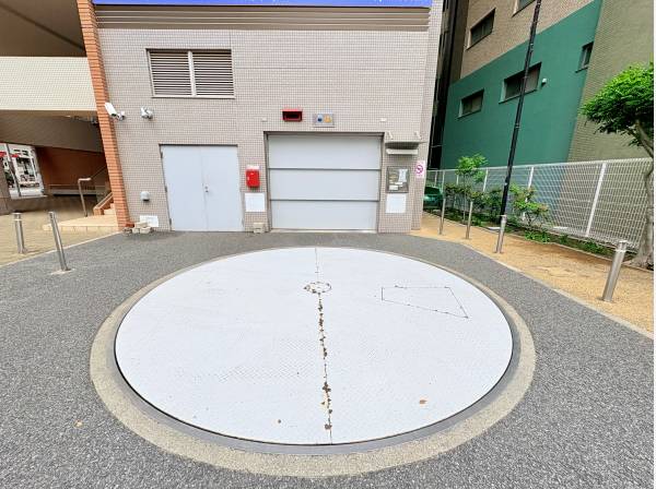 駐車場にはターンテーブルを完備。お車の出し入れがスムーズに行えます