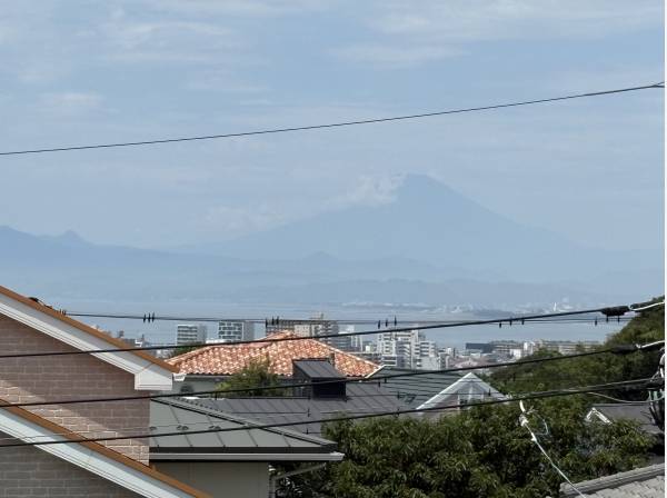 バルコニーからは富士山と海が見えますよ！