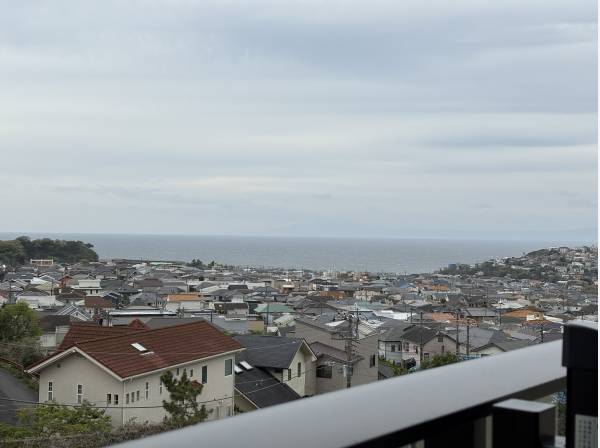 バルコニーから見ています