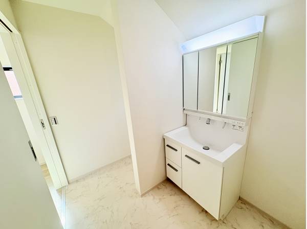 収納力ある三面鏡！白を基調とした清潔感あふれる洗面化粧台