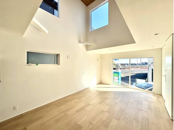 明るく開放的なリビング