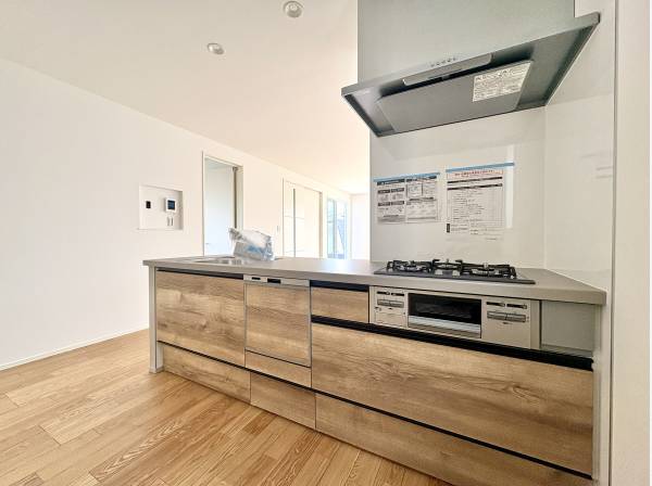 対面式システムキッチンは食洗機と浄水器付き