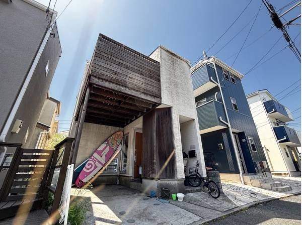 青空に映える爽やかな佇まいのビーチハウス