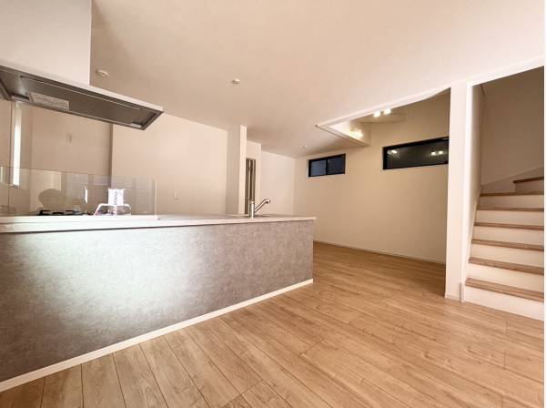 一部上部吹抜で開放感がございます。