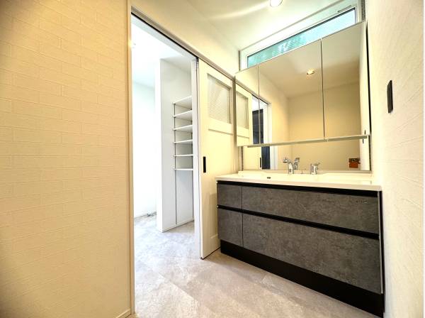 幅広洗面カウンターの奥にランドリーコーナーがあり勝手口が便利です！