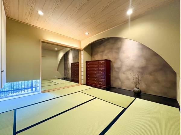和の趣あふれる美しい和室は8帖の広さ