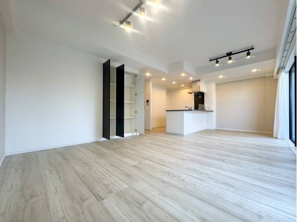 アクセントのブラックが効いたリビングは大きな窓が開放的