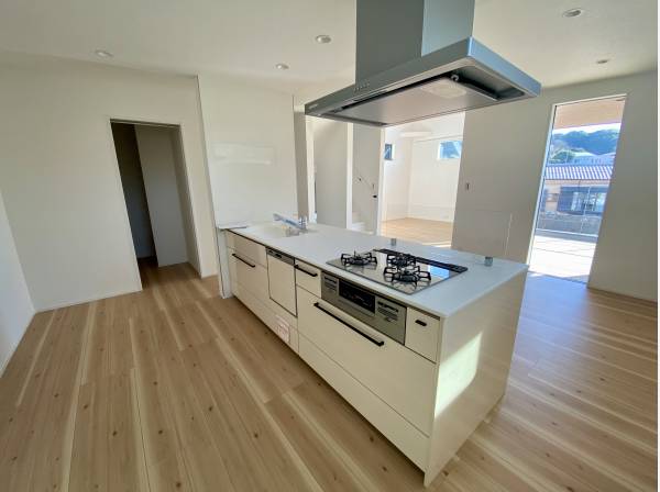 システムキッチン隣にはパントリーがあります