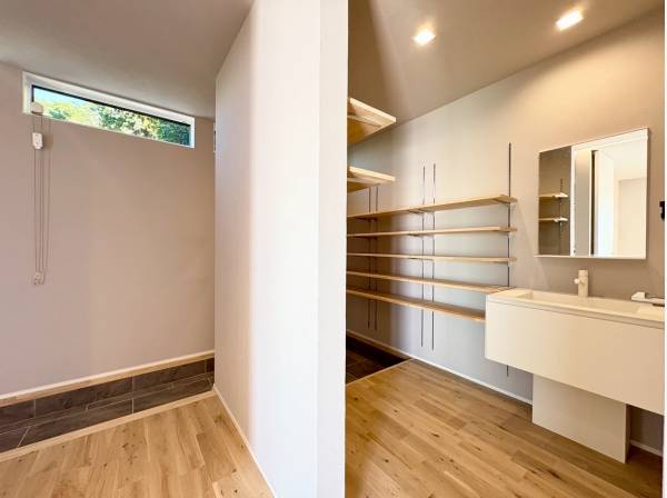 エントランスからは大容量SIC、そのまま洗面台で手洗い！