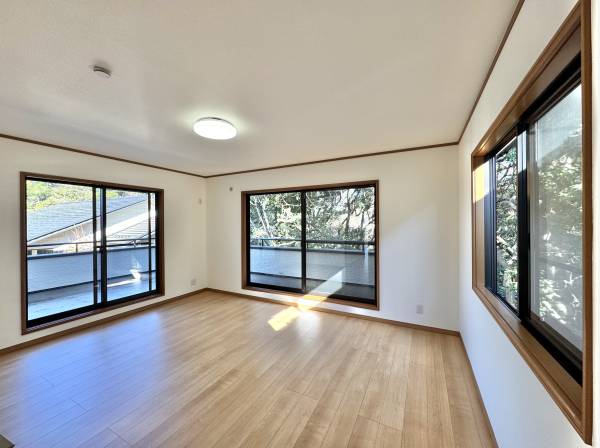 窓いっぱいに森の気配。深呼吸したくなる、自然と眠る部屋。