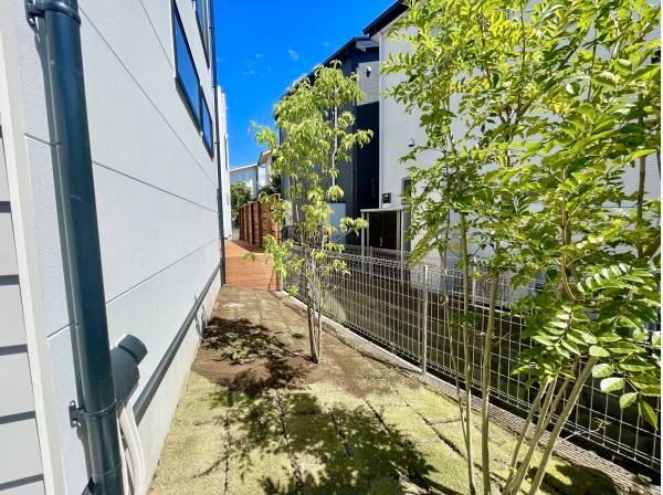 住宅横にはシャワー水栓やちょっとしたお庭もございます