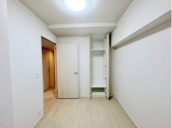 広い収納付き５帖の洋室