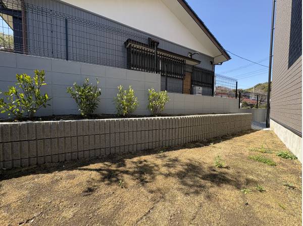 リビング、お部屋の先には陽当りの良いお庭が広がります