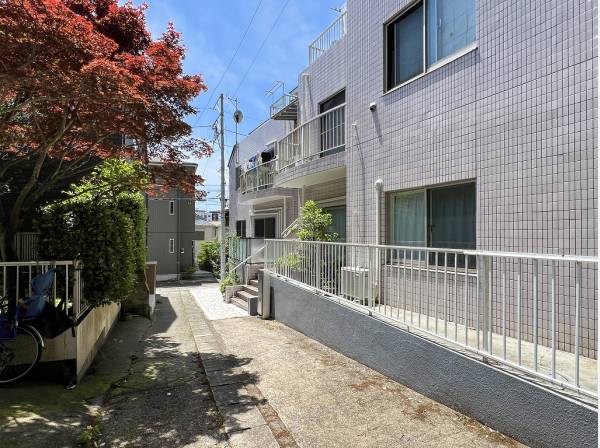 駅から9分とは思えない穏やかなロケーションに佇みます