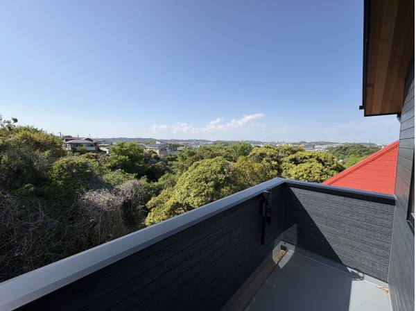 バルコニーから小さいですがランドマークタワーも見えますよ！