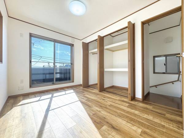 陽射したっぷりの3階洋室