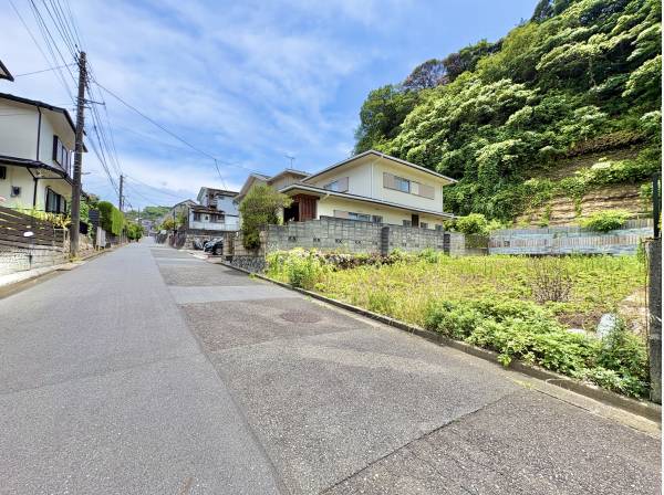 前面道路は車通りも少なく、お子様も安心できる環境です